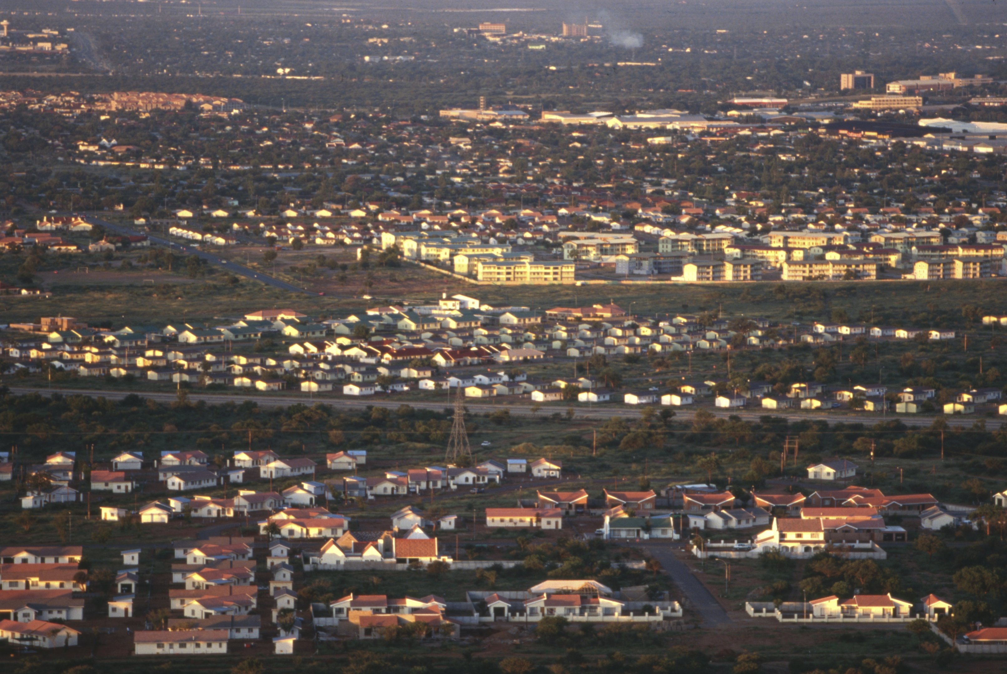 Vue la ville de Gaborone, circa 1990, Botswana. (Photo by Gérard SIOEN/Gamma-Rapho via Getty Images)