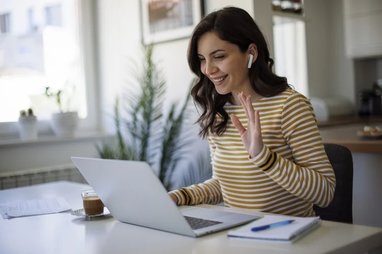 Se você deseja fazer uma entrevista de emprego de casa ou até mesmo viajando, você precisa apostar nessas dicas  (damircudic/Getty Images)