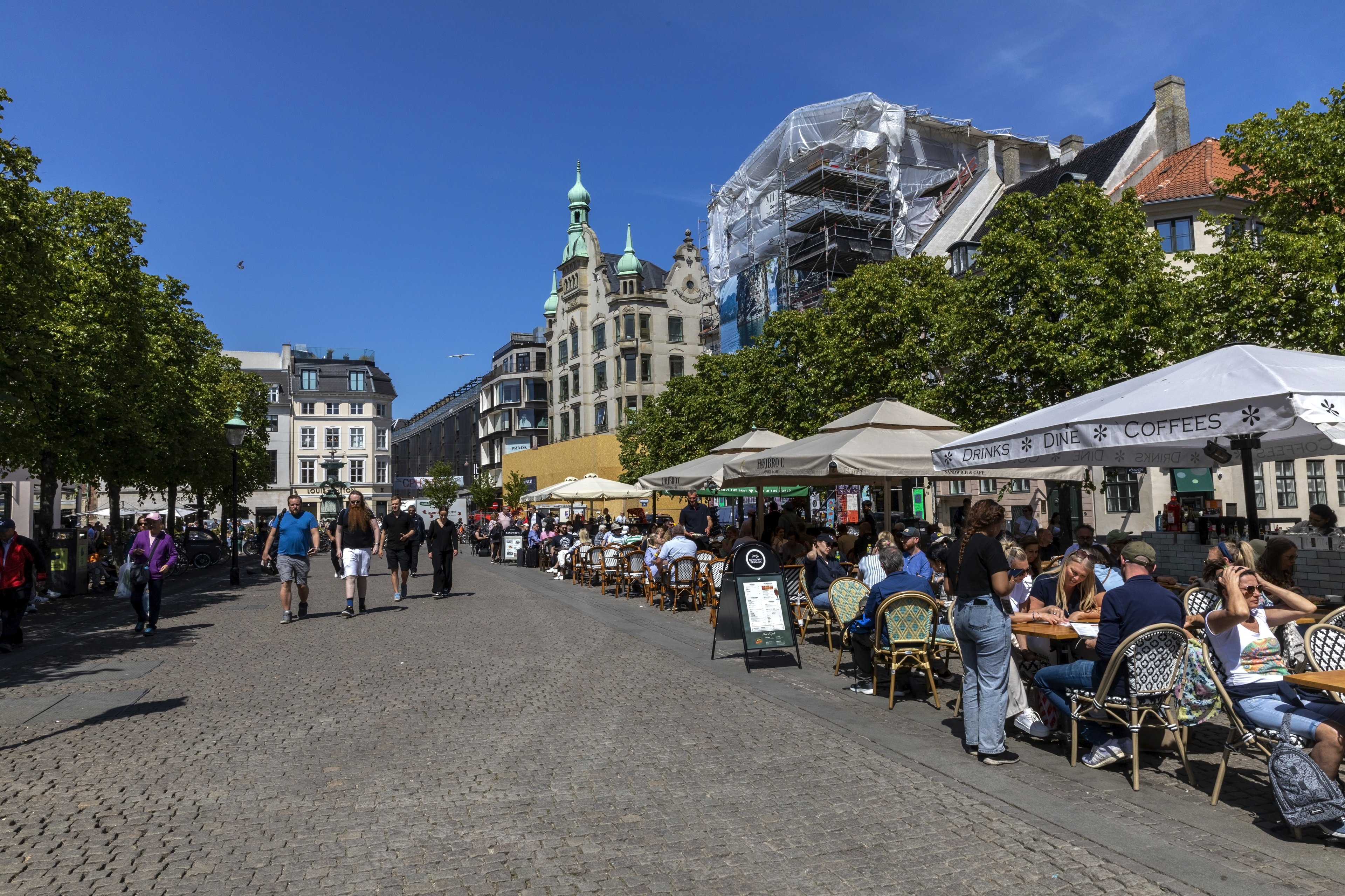 COPENHAGUE, DINAMARCA - 5 DE JUNHO: Restaurantes ao ar livre em Højbro Plads, próximo à zona de pedestres, vista em 5 de junho de 2023 em Copenhague, Dinamarca