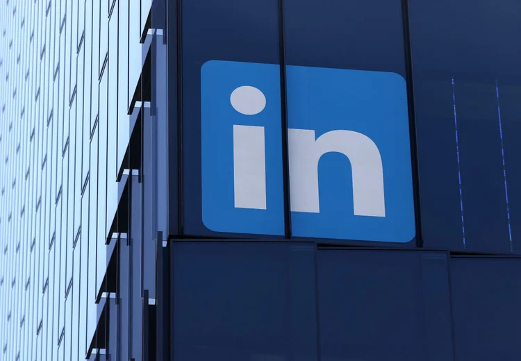 SAN FRANCISCO, CALIFORNIA - JULY 26: A sign is posted on the exterior of a LinkedIn office on July 26, 2023 in San Francisco, California. LinkedIn announced plans to cut nearly 200 jobs at offices in the San Francisco Bay Area. The cuts follow 700 layoffs earlier in the year. (Photo by Justin Sullivan/Getty Images) (Justin Sullivan / Equipe/Divulgação)