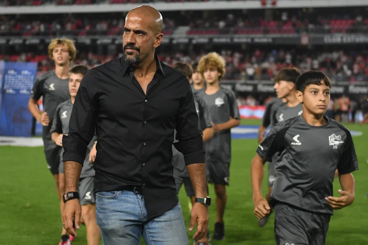 Verón critica premiação do futebol argentino e destaca desigualdade econômica em relação ao Brasil (Gustavo Garello/Getty Images)