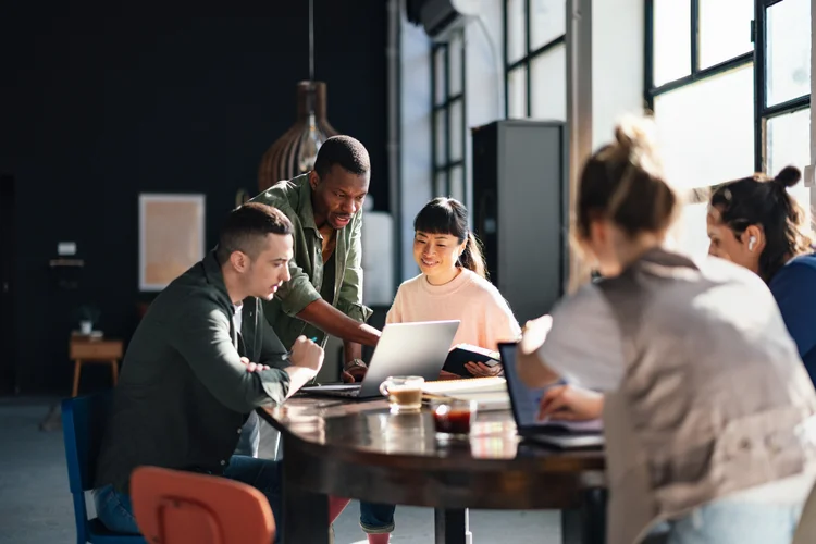 O benchmarking interno permite que empresas melhorem seus processos comparando práticas de diferentes departamentos (miniseries/Getty Images)