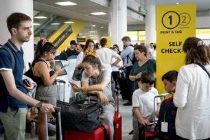 Imagem referente à matéria: Autoridades evacuam parte do aeroporto de Gatwick, em Londres, por incidente de segurança