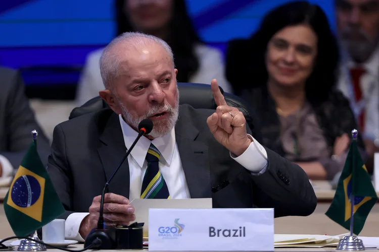 O presidente do Brasil, Luiz Inácio Lula da Silva, discursa durante a reunião da Força-Tarefa do G20 para estabelecer uma Aliança Global contra a Fome e a Pobreza em 24 de julho de 2024 (Wagner Meier/Getty Images)