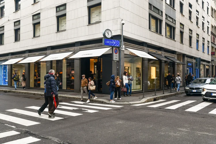 A Via Montenapoleone, em Milão, ultrapassa a Quinta Avenida como a rua mais cara para varejo globalmente, refletindo a recuperação e o crescimento do setor (iStock Editorial /Getty Images)