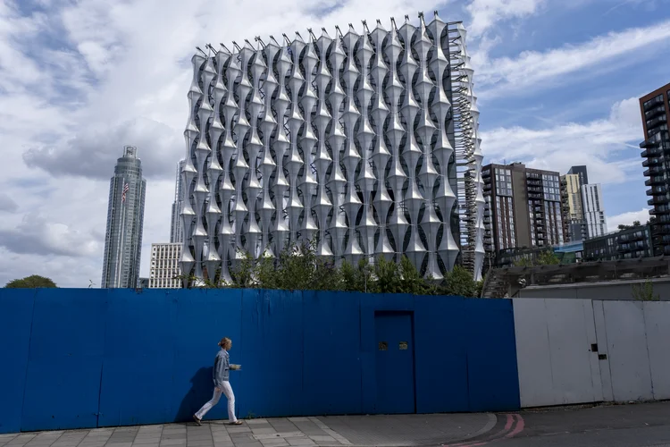 Embaixada dos EUA em Nine Elms com novos edifícios de apartamentos modernos ao redor em Battersea em 29 de agosto de 2024 em Londres, Reino Unido. (Mike Kemp/Getty Images)