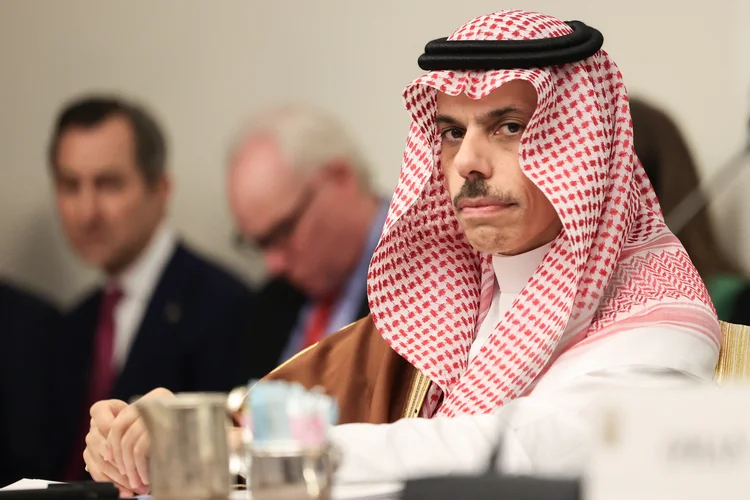 O Ministro das Relações Exteriores da Arábia Saudita, Príncipe Faisal bin Farhan Al Saud, ouve durante uma reunião com os Ministros das Relações Exteriores do Conselho de Cooperação do Golfo à margem da 79ª Sessão da Assembleia Geral das Nações Unidas em Nova York, em 25 de setembro de 2024 ( CAITLIN OCHS / POOL / AFP/Getty Images)