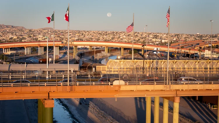 As bandeiras mexicana e americana tremulam sobre o Rio Grande na fronteira EUA-México em 18 de setembro de 2024 em El Paso, Texas (John Moore/Getty Images)