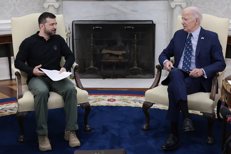 O presidente dos EUA, Joe Biden, se encontra com o presidente ucraniano, Volodymyr Zelensky, no Salão Oval da Casa Branca, em 26 de setembro de 2024 (Win McNamee/Getty Images)