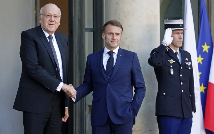 O presidente francês Emmanuel Macron recebe o primeiro-ministro libanês Najib Mikati antes de sua reunião no Palácio do Eliseu em 23 de outubro de 2024 em Paris, França (Chesnot/Getty Images)/Getty Images)