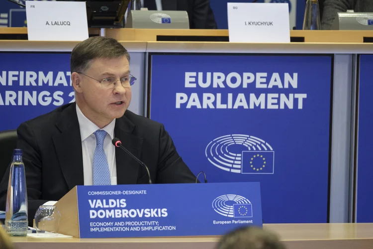  O Comissário do CD para Economia e Produtividade; Implementação e Simplificação Valdis Dombrovskis comparece a uma audiência no Parlamento Europeu em 7 de novembro de 2024 em Bruxelas, Bélgica (Thierry Monasse/Getty Images)