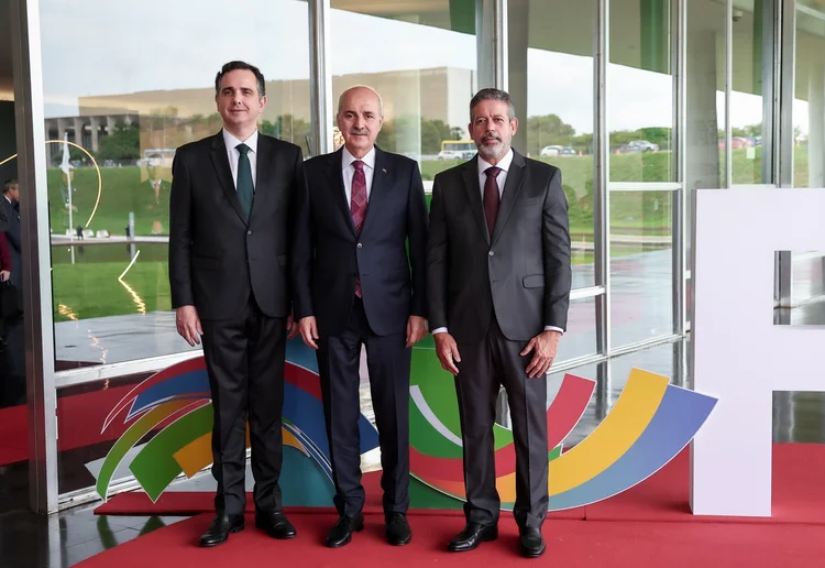 O presidente da Grande Assembleia Nacional Turca, Numan Kurtulmus (C), participa da cerimônia oficial de boas-vindas da 10ª Cúpula de Oradores Parlamentares do G20 (P20), organizada pela Câmara dos Deputados do Brasil sob o tema 'Um Mundo Justo e um Planeta Sustentável', em 7 de novembro em Brasília, Brasil (Getty Images)