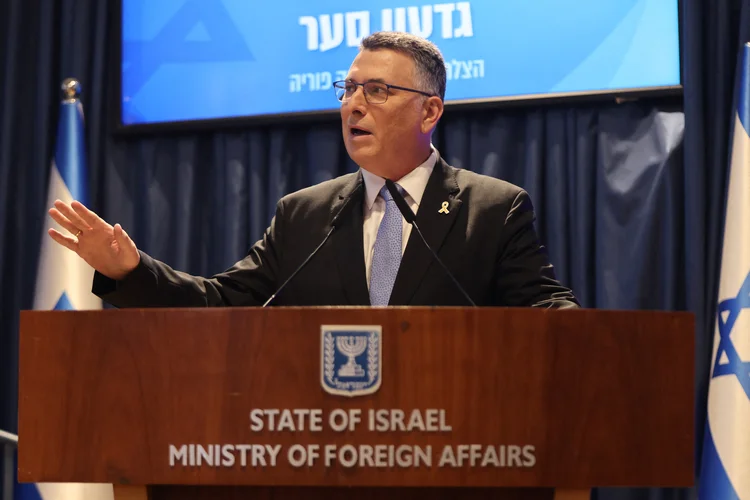  Ministro das Relações Exteriores de Israel, Gideon Saar, fala durante uma cerimônia de entrega no Ministério das Relações Exteriores em Jerusalém em 10 de novembro de 2024 (Menahem KAHANA / AFP/Getty Images)