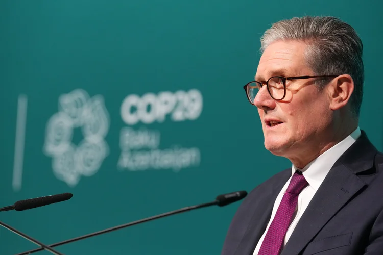 O primeiro-ministro do Reino Unido, Keir Starmer, fala no segundo dia da conferência climática COP29 em 12 de novembro de 2024 em Baku, Azerbaijão ( Carl Court/Getty Images)