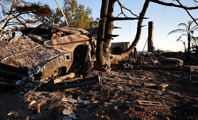 Vista de uma casa que foi destruída no incêndio Mountain em 8 de novembro de 2024 em Camarillo, Califórnia.  (Mario Tama/Getty Images)