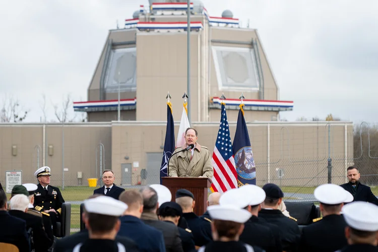 O Embaixador dos EUA na Polônia, Mark Brzezinski (C), dirige-se aos convidados durante uma cerimônia oficial de inauguração do sistema de defesa antimísseis Aegis Ashore Poland nas Instalações de Apoio Naval em Redzikowo, Polônia (MATEUSZ SLODKOWSKI  /AFP/Getty Images)