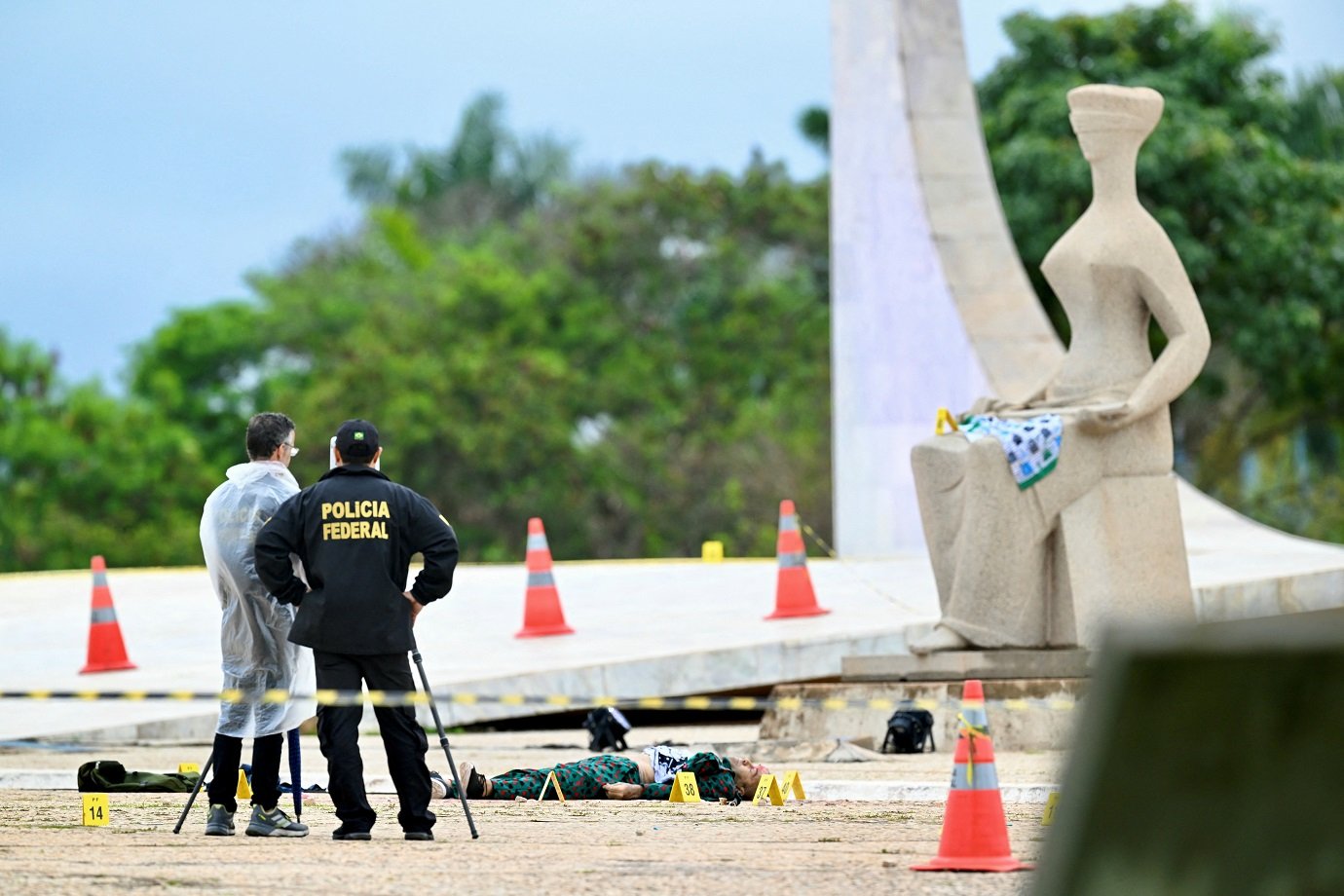 eritos da Polícia Federal Brasileira estão ao lado do corpo de um homem carregando explosivos que morreu em uma explosão em frente ao Supremo Tribunal Federal em Brasília em 13 de novembro de 2024, dias antes do país sediar a cúpula do G20