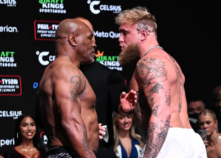 Mike Tyson e Jake Paul: clima esquentou na pesagem (Tayfun Coskun/Anadolu/Getty Images)