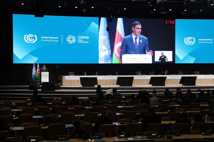 O primeiro-ministro espanhol Pedro Sanchez faz uma declaração nacional durante o segmento de alto nível no segundo dia da Conferência do Clima da UNFCCC COP29 no Estádio de Baku em 12 de novembro de 2024 em Baku, Azerbaijão (Sean Gallup/Getty Images)