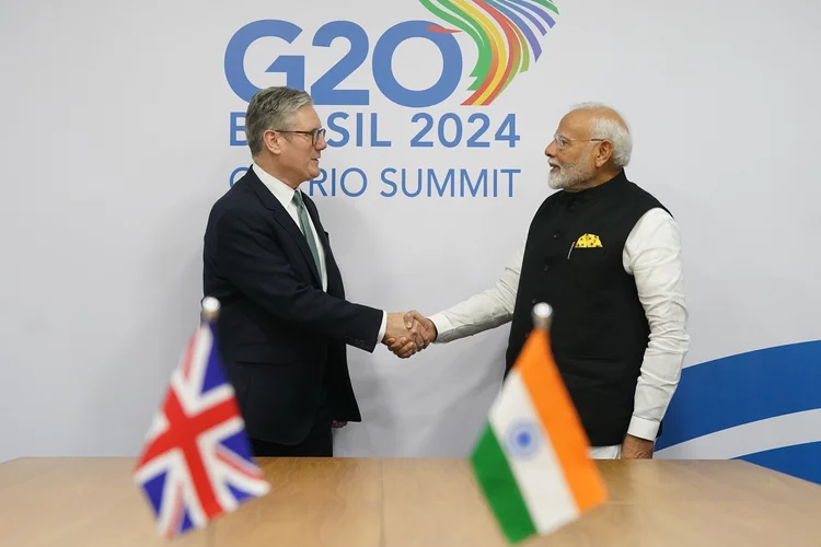 O primeiro-ministro do Reino Unido, Sir Keir Starmer (E), durante uma reunião bilateral com o primeiro-ministro da Índia, Narendra Modi, enquanto ele participa da cúpula do G20 no Museu de Arte Moderna em 18 de novembro de 2024 (Stefan Rousseau - WPA Pool/Getty Images)