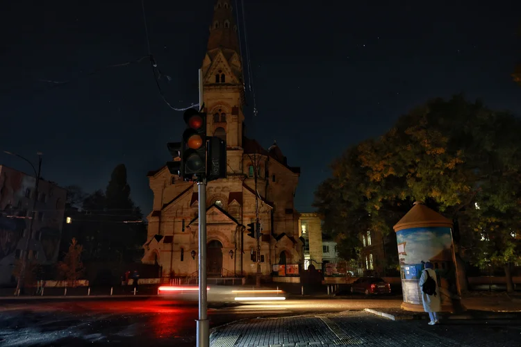 A Igreja Luterana de São Paulo (Odesa Kirche) é vista durante uma queda de energia em Odesa, Ucrânia, em 18 de novembro de 2024. (Foto de Ukrinform/NurPhoto via Getty Images) (Ukrinform/NurPhoto/Getty Images)