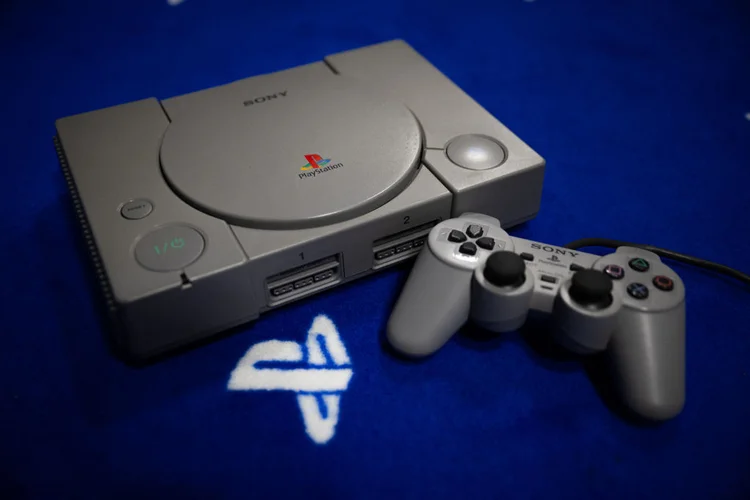 Um total de 102 milhões de unidades da primeira versão do PlayStation foram vendidas (LOU BENOIST/Getty Images)