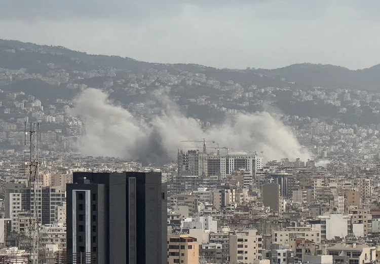 Conflito na fronteira: Hezbollah dispara projéteis contra o norte de Israel após acusações de violação de cessar-fogo (Faruk Hanedar/Anadolu/Getty Images)