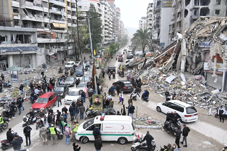 : Cidadãos retornam às suas casas com veículos após o acordo de cessar-fogo entre Israel e o Líbano entrar em vigor na região de Dahieh, em Beirute, Líbano, em 27 de novembro de 2024 (Houssam Shbaro/Anadolu /Getty Images)