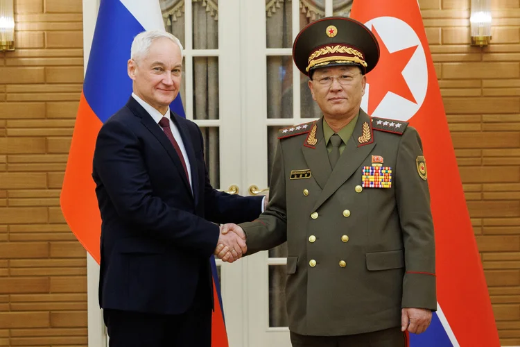 O Ministro da Defesa da Rússia, Andrey Belousov (E), se encontra com seu colega norte-coreano No Kwang Chol (D) em Pyongyang, Coreia do Norte, em 29 de novembro de 2024 (Getty Images)