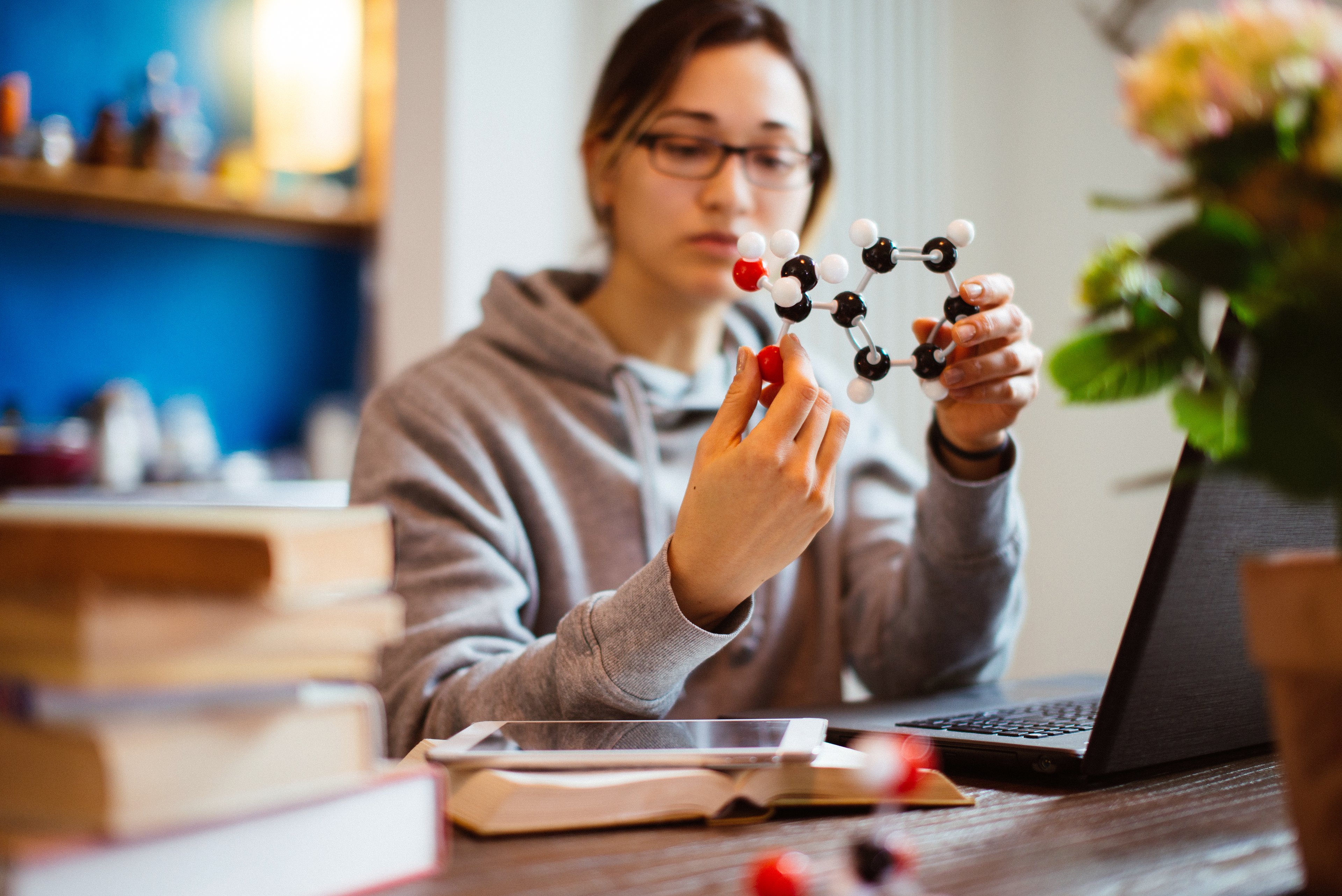 Livros de química precisarão ser revisados após pesquisadores 'desmentirem' antiga regra científica