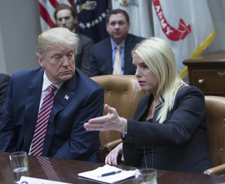 A então procuradora-geral da Flórida, Pam Bondi, fala durante uma reunião com o presidente Donald Trump e autoridades estaduais e locais sobre segurança escolar na Casa Branca, em 22 de fevereiro de 2018, em Washington, DC ( Chris Kleponis-Pool/Getty Images)