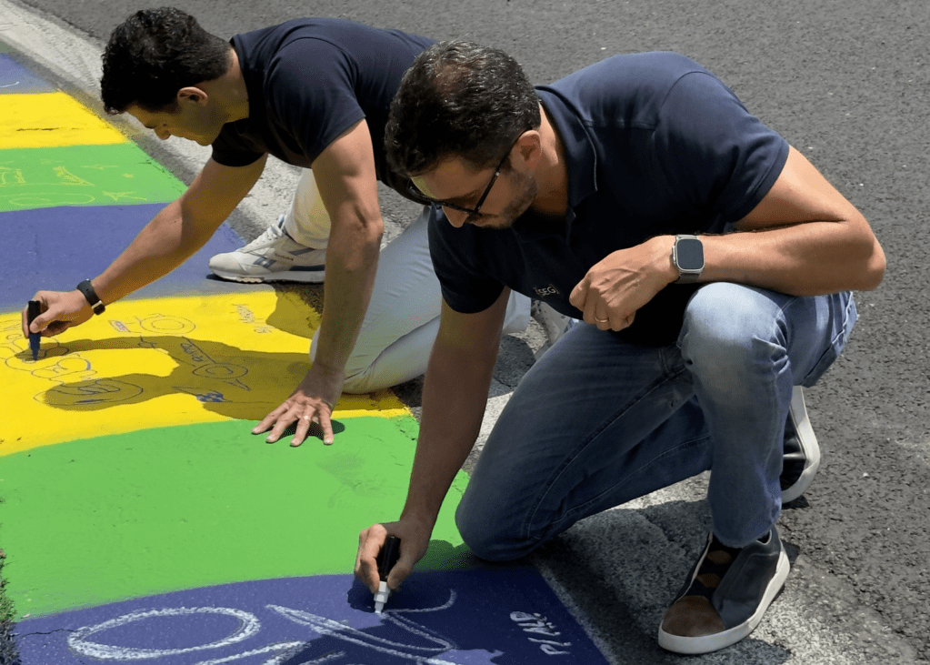 Entenda por que o Autódromo de Interlagos teve as zebras pintadas de azul