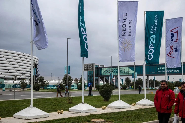 Correndo contra tempo e tentando acalmar críticos, Presidência da COP29 publica novo rascunho do acordo final. (Leandro Fonseca/Exame)