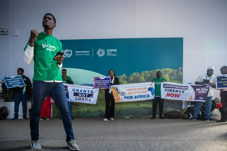 Organizações da sociedade civil de economias emergentes protestaram durante a COP29 em Baku (Leandro Fonseca/Exame)