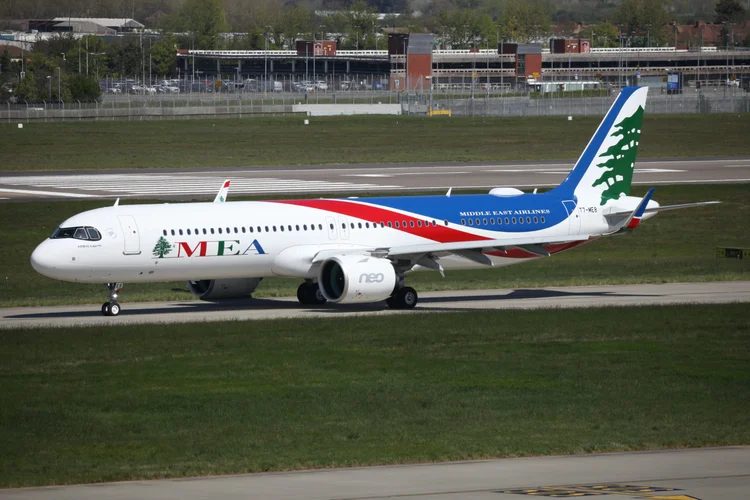 Avião da Middle East Airlines decola em meio à fumaça causada pelos conflitos próximos ao aeroporto de Beirute. (Middle East Airlines/Reprodução)