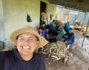 Imagem referente à matéria: Na plantação de batata doce, agricultora se destaca como produtora e influencer