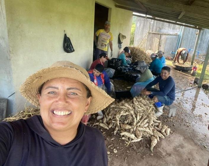 Na plantação de batata doce, agricultora se destaca como produtora e influencer