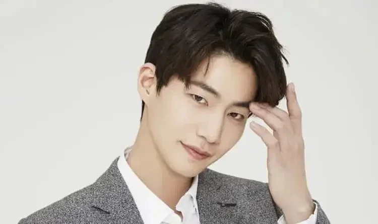 Ator sul-coreano Song Jae Rim, conhecido por papéis em dramas populares e pelo trabalho no teatro, faleceu aos 39 anos, deixando uma trajetória marcante na indústria do entretenimento. (Instagram/@jaelim_song/Reprodução)