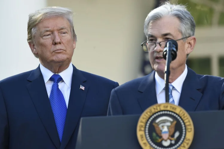 Trump e Jerome Powell: Pouca clareza diante dos impactos das políticas de Donald Trump sobre economia e inflação (Saul Loeb/AFP)