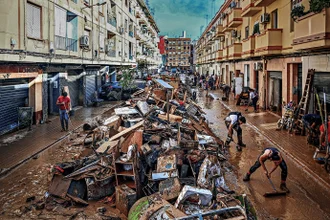 Destroços em Valência: cidade espanhola foi atingida pela pior enchente em décadas e mais de 200 morreram (Jose Jordan/AFP/Getty Images)