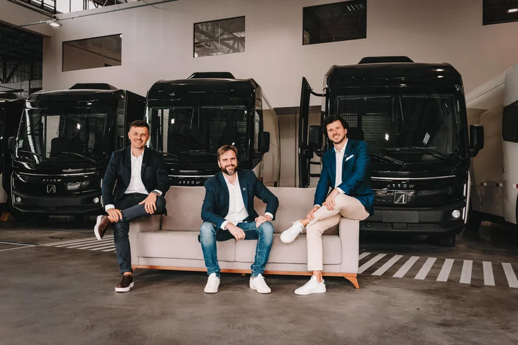 Jocelei Salvador, Marcelo Simon e Júlio Balbinot, da Arrow: "Nosso objetivo é reduzir o tempo de entrega das vans, o que é essencial em um mercado tão competitivo" (Arrow/Divulgação)