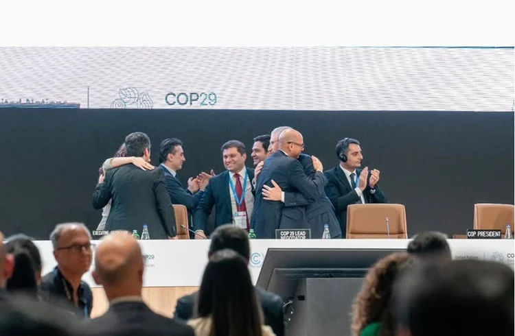 Presidência da COP29 e representantes da ONU comemoram fim das tratativas e acordo final da Conferência do Clima, em Baku (COP29 Azerbaijan/Instagram)