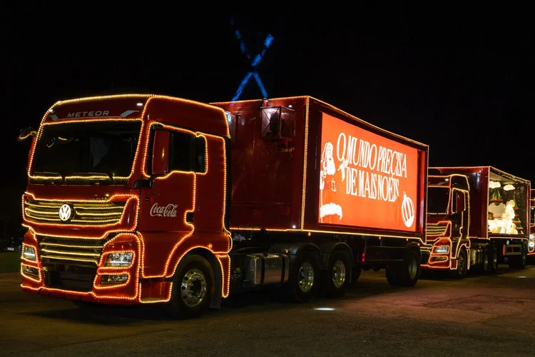 Caravana de Natal da Coca-Cola Femsa Brasil traz o espírito natalino com caminhões iluminados, Papai Noel e atrações interativas, levando magia e encanto às ruas de 85 cidades brasileiras (Allure)