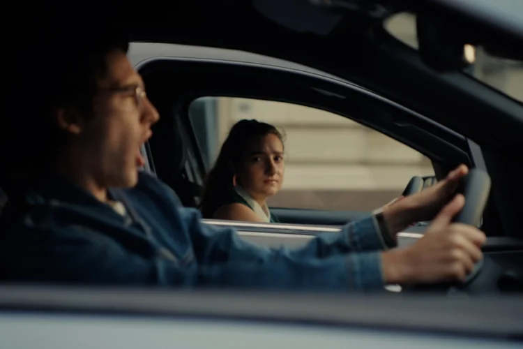 Motoristas experimentam pela primeira vez os modelos híbridos da Fiat, Pulse e Fastback, ao som de "Like a Virgin" em campanha criada pela Leo Burnett (Reprodução/YouTube)