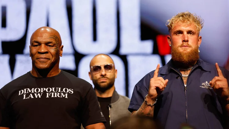 Jake Paul e Mike Tyson em entrevista coletiva sobre a luta, marcada para novembro de 2024. (Netflix/Reprodução)