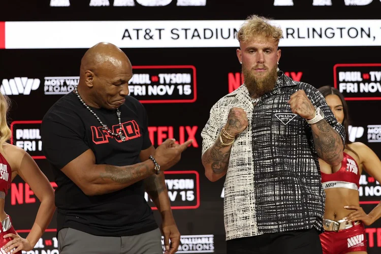 Jake Paul e Mike Tyson durante entrevista coletiva sobre a luta em novembro de 2024, com expectativa de ganhos milionários. (Netflix/Reprodução)