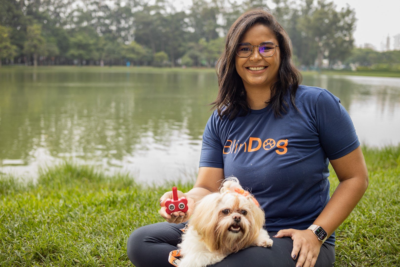 Ela criou uma coleira especial para ajudar cães cegos e hoje vende para todo o Brasil