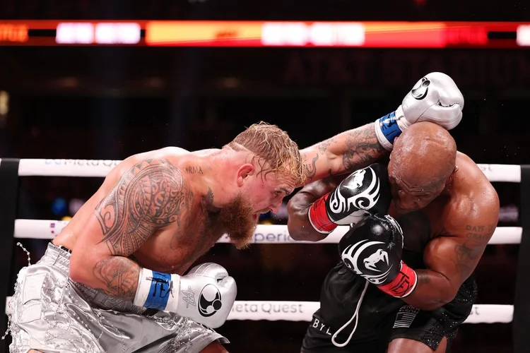 Boxe: saiba quem é o youtuber que derrotou a lenda do esporte (Al Belo/Getty Images/AFP)