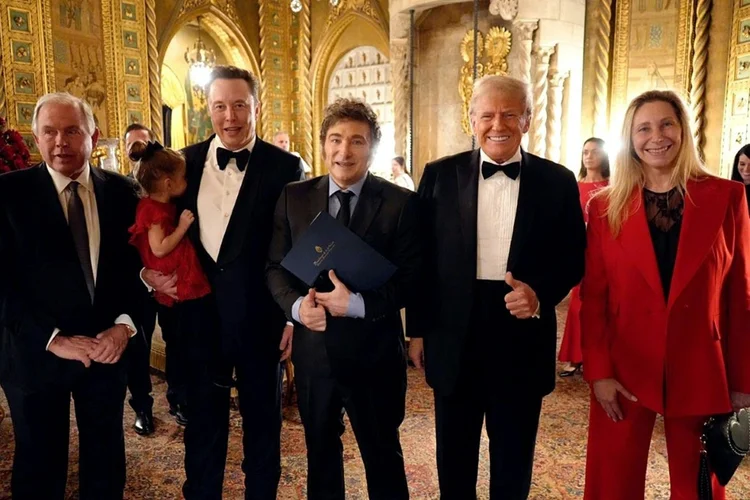 O presidente argentino Javier Milei ao lado de Donald Trump e Elon Musk em um jantar organizado em homenagem ao presidente eleito dos Estados Unidos, em 14 de novembro de 2024 em Palm Beach, Flórida (AFP)