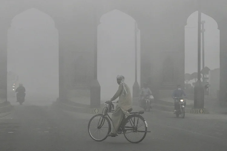 Smog em Lahore: qualidade do ar atinge níveis perigosos e afeta saúde da população